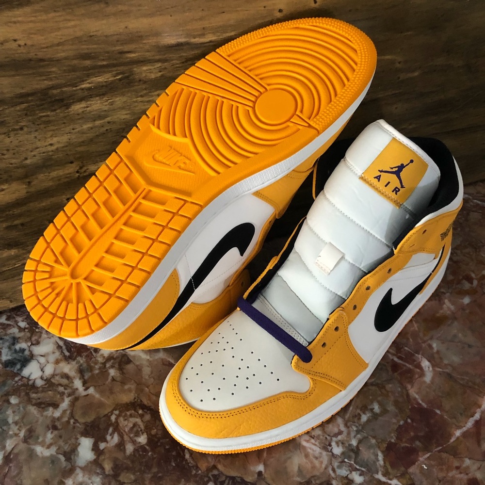 Air Jordan 1 Mid SE Lakers University Gold Purple - Picture 4 of 7